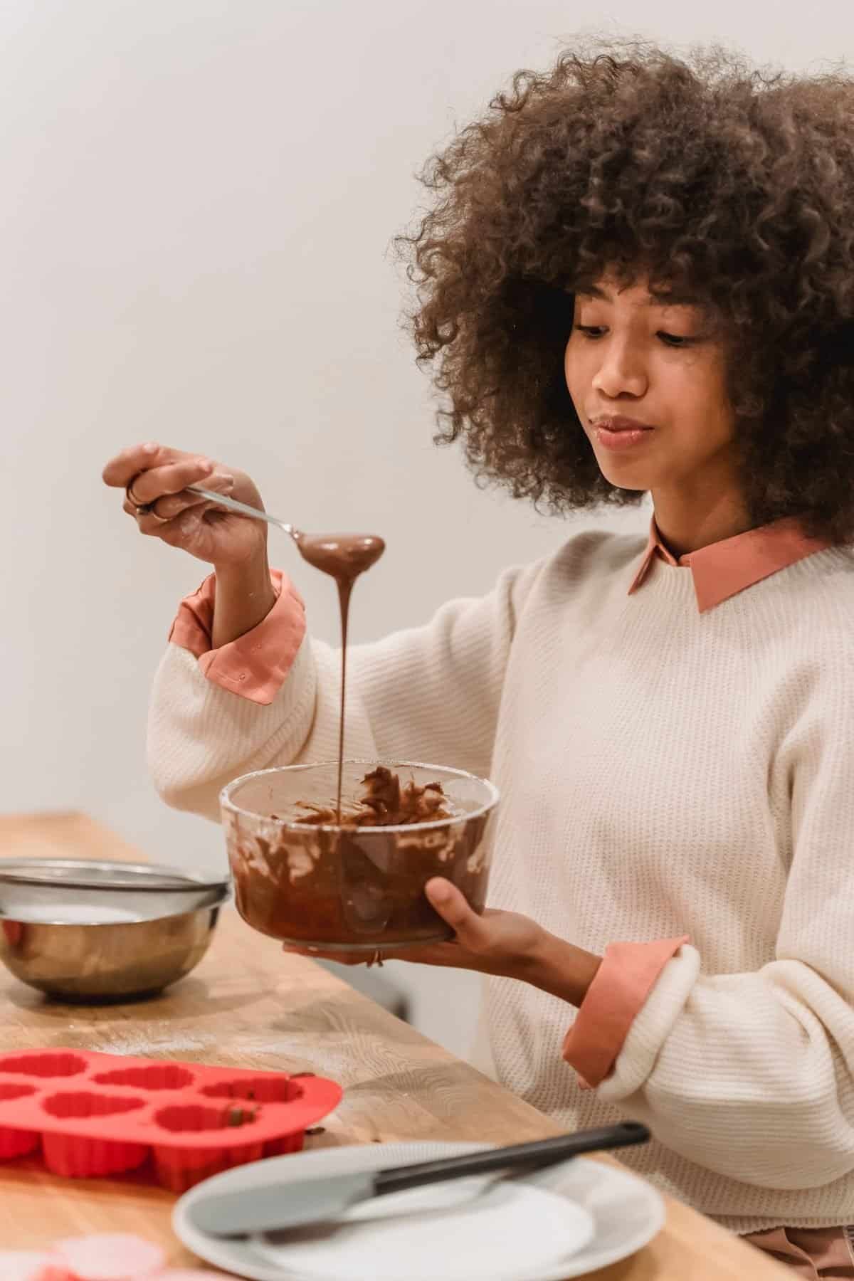 Mujer preparando brownies gourmet